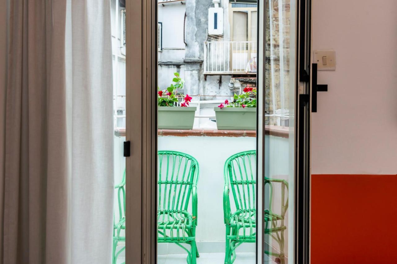 Charming Apartment With Balcony In The Historic Center Naples Luaran gambar